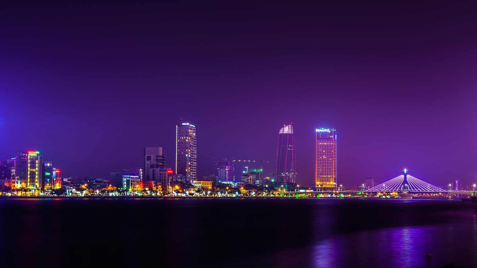 Bầu trời Đà Nẵng — skyline sáng