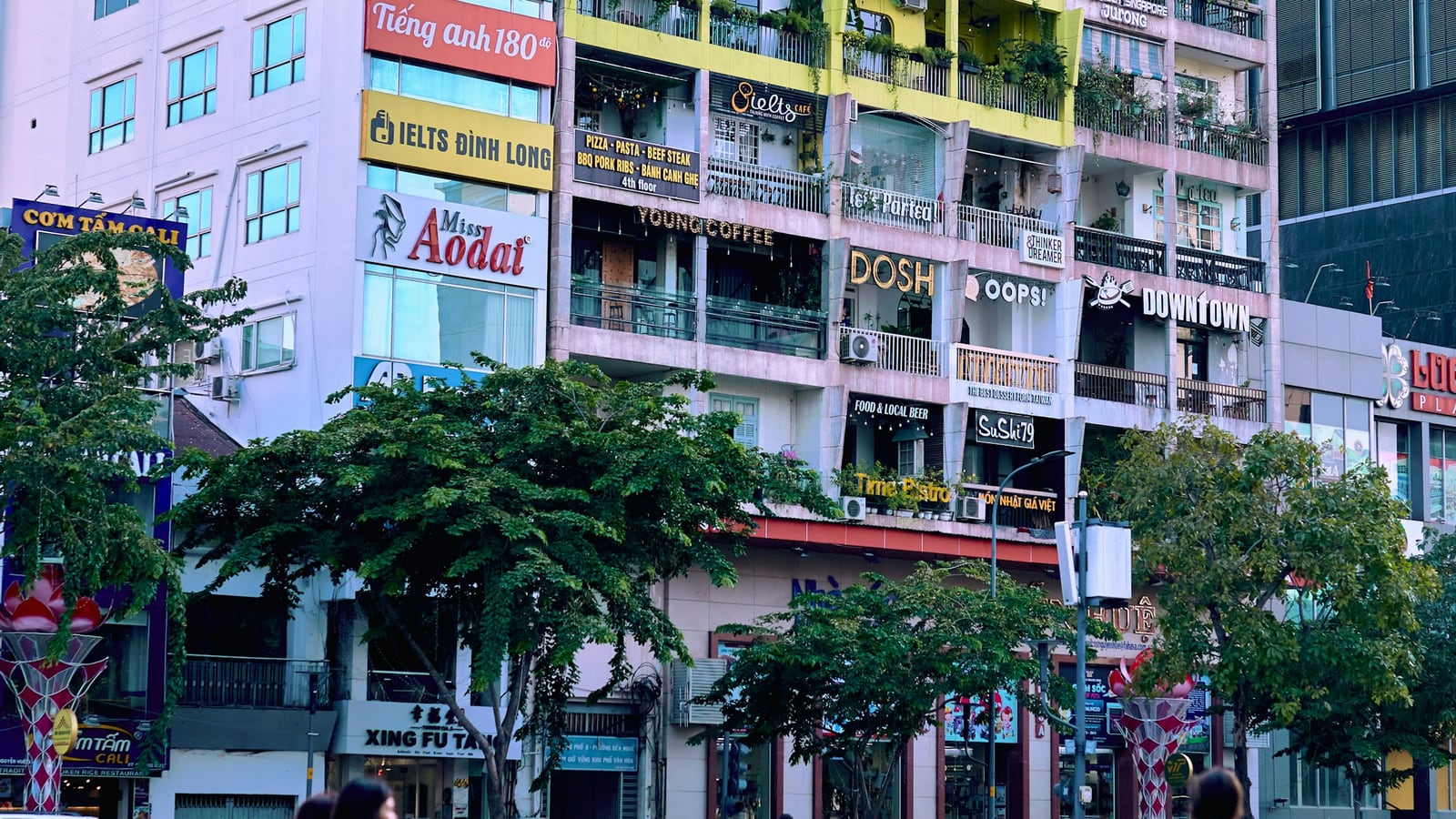 Phố Sài Gòn — mặt tiền và người đi bộ